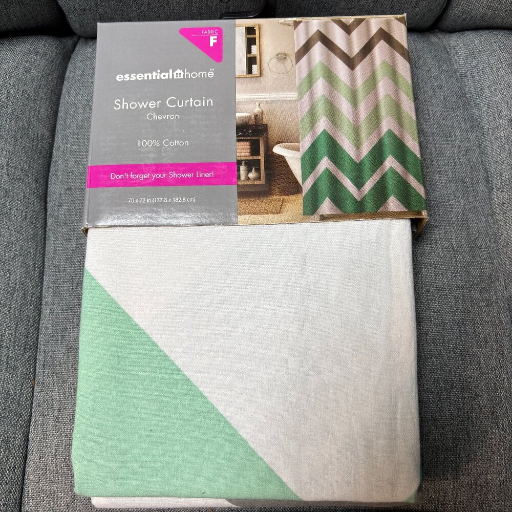 VTG. Essential Home 100 % Cotton Green Chevron Print Shower Curtain 70in x 72in.
